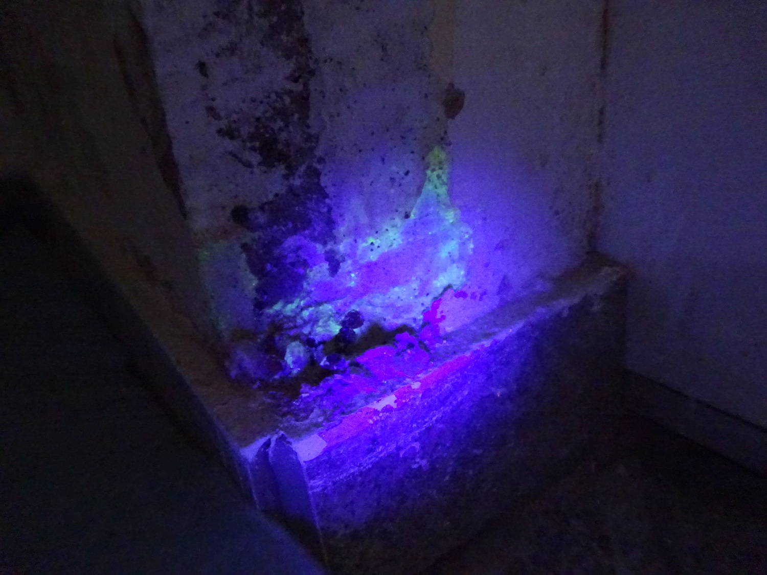 Fluoreszierendes Markierungsmittel zum Nachweis einer Undichtigkeit an der Geb&auml;udeabdichtung